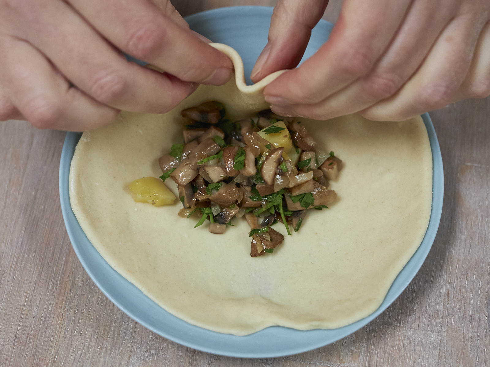 1 26 Khinkali Teigtaschen Mit Kartoffel Pilz Fuellung 1600x1200px Step 5a