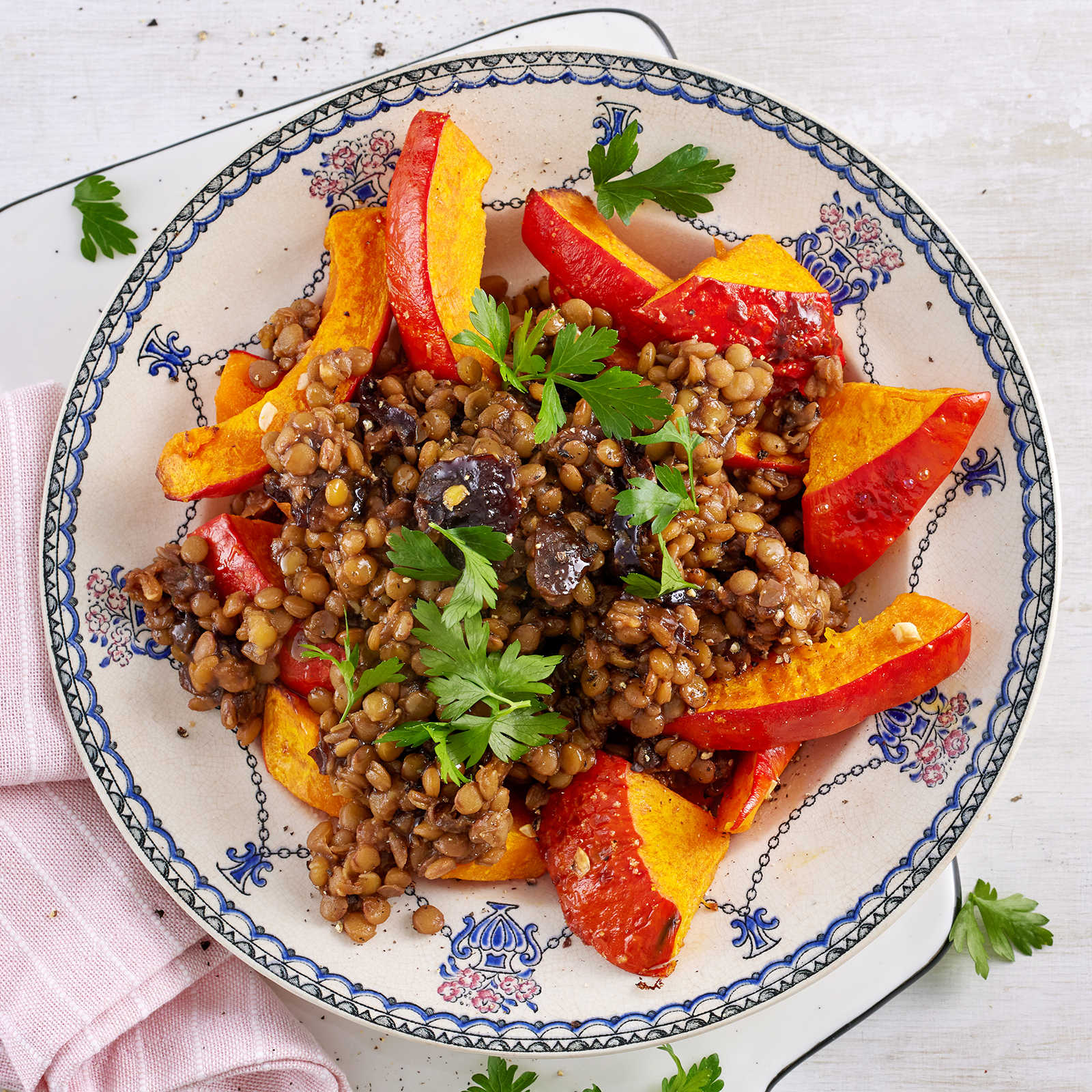 1 26 Linsen Pflaumen Topf%20mit%20gebackenem%20K%C3%BCrbis 1600x1600px