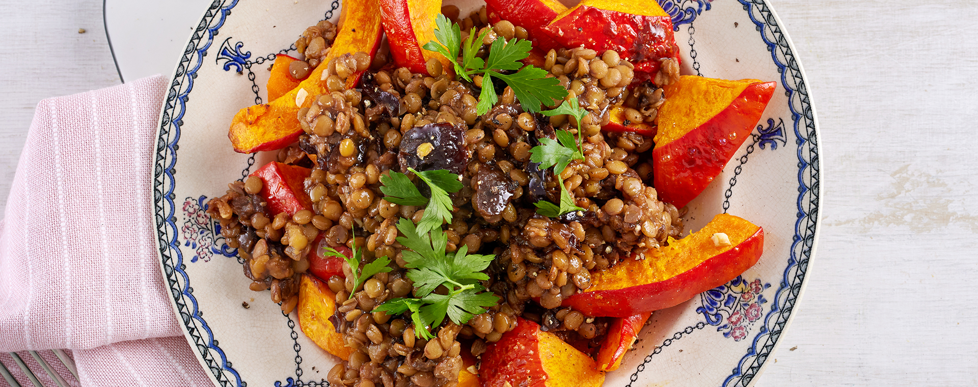 1 26 Linsen Pflaumen Topf%20mit%20gebackenem%20K%C3%BCrbis 1920x760px