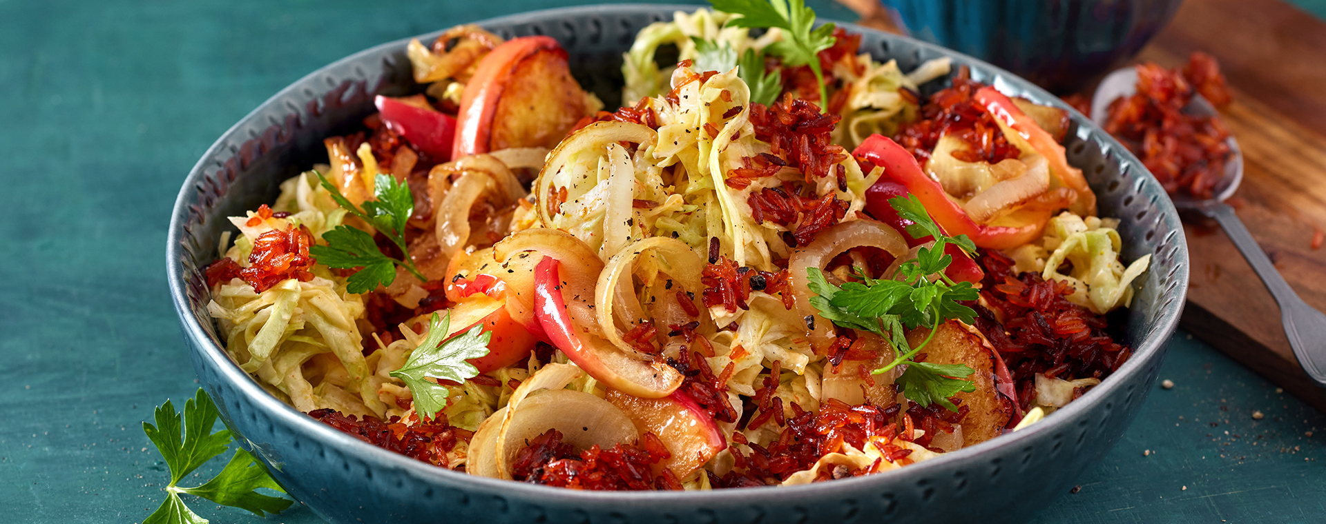 1 26 Spitzkohlsalat Mit Apfel Zwiebel Topping 1920x760px
