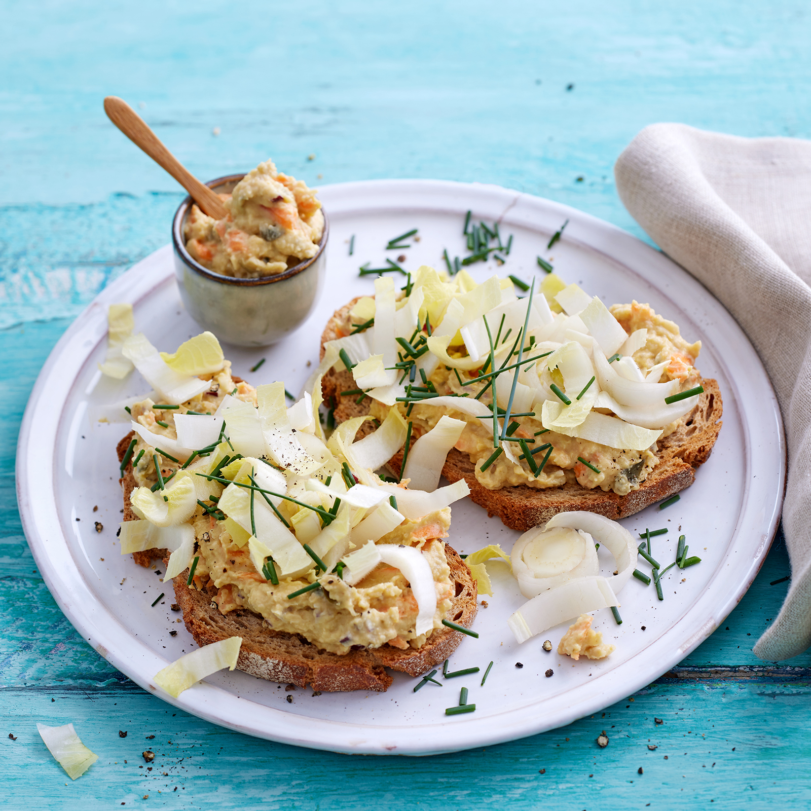 1 26 Vollkornbrote Mit Pikantem Kichererbsen Moehren Aufstrich 1600x1600px