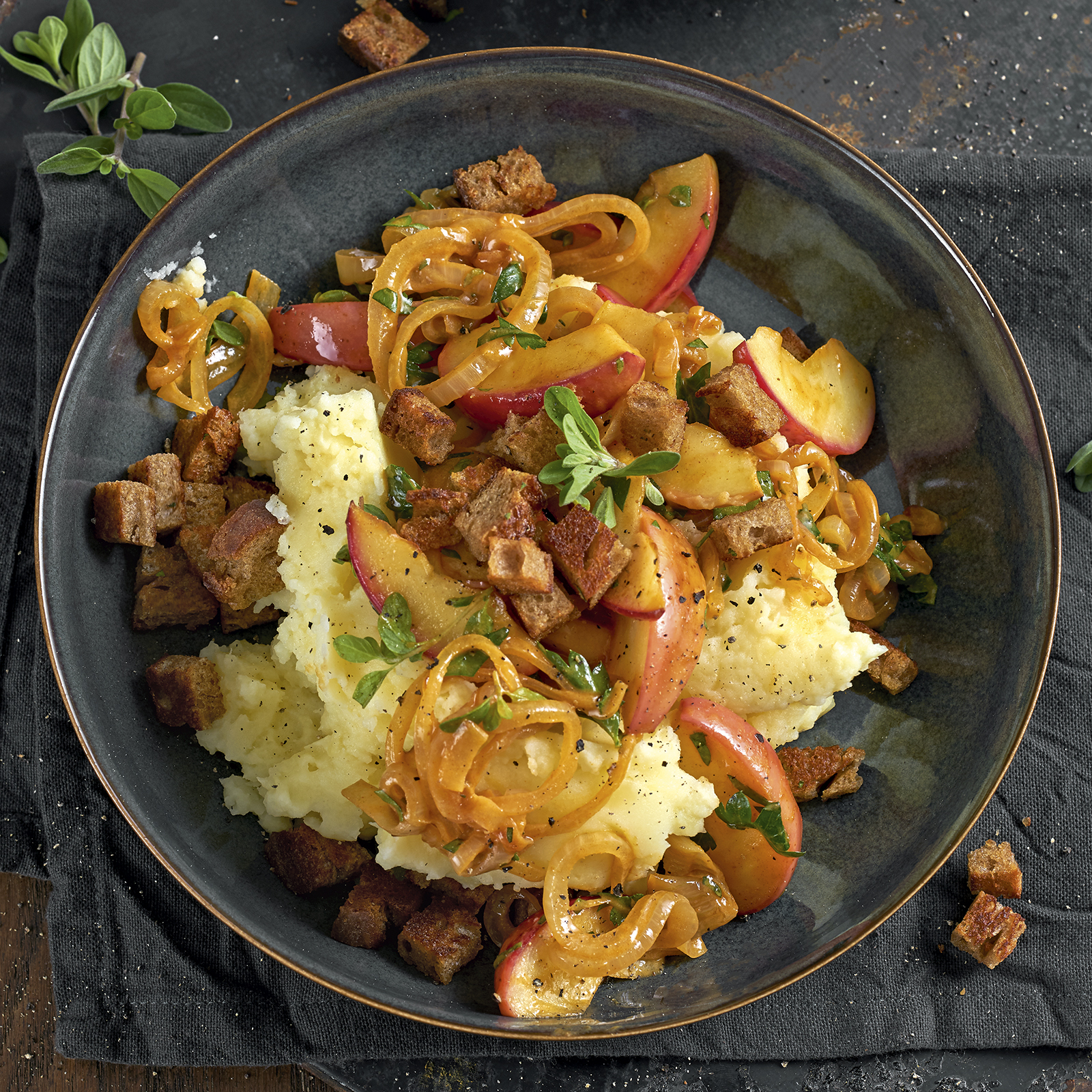 SH Kartoffeln Himmel Und Erde Mit Majoran Croutons 1600x1600px