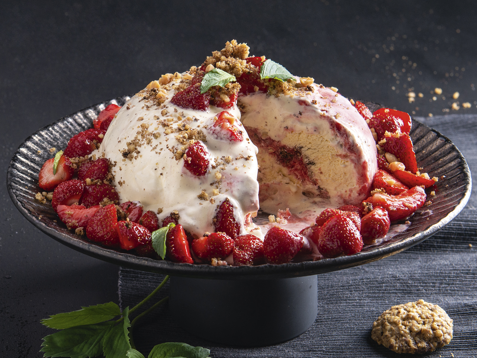 Themen Desserts 3 22 Erdbeer Eisbombe 1600x1200px