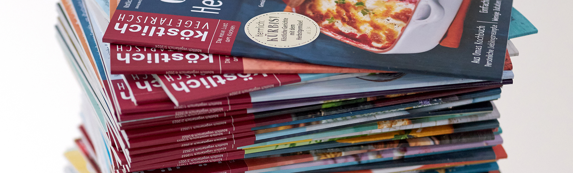 Stapel verschiedener Ausgaben von "köstlich vegetarisch"